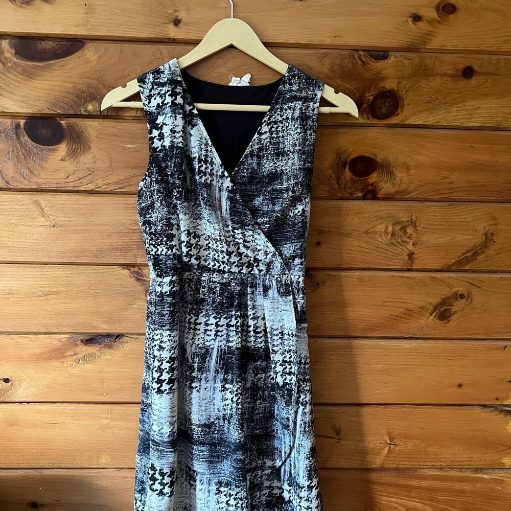Japna Black and Blue Sleeveless V-Neck Sheath Dress